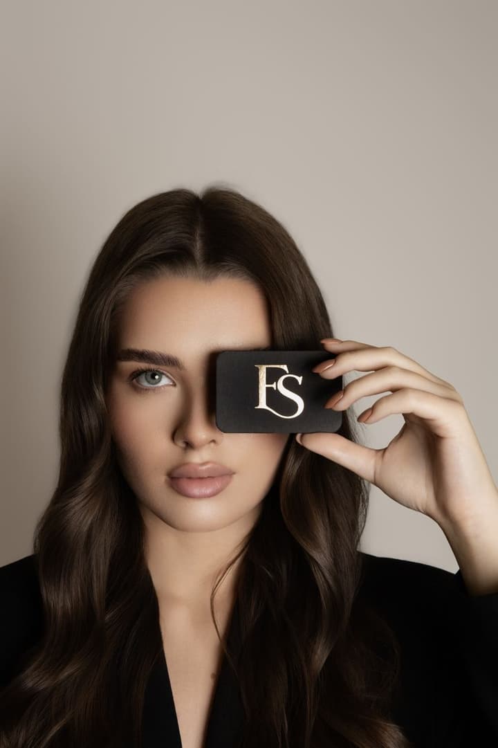 Model drži crnu karticu sa FS monogramom Fyden Signature Studija