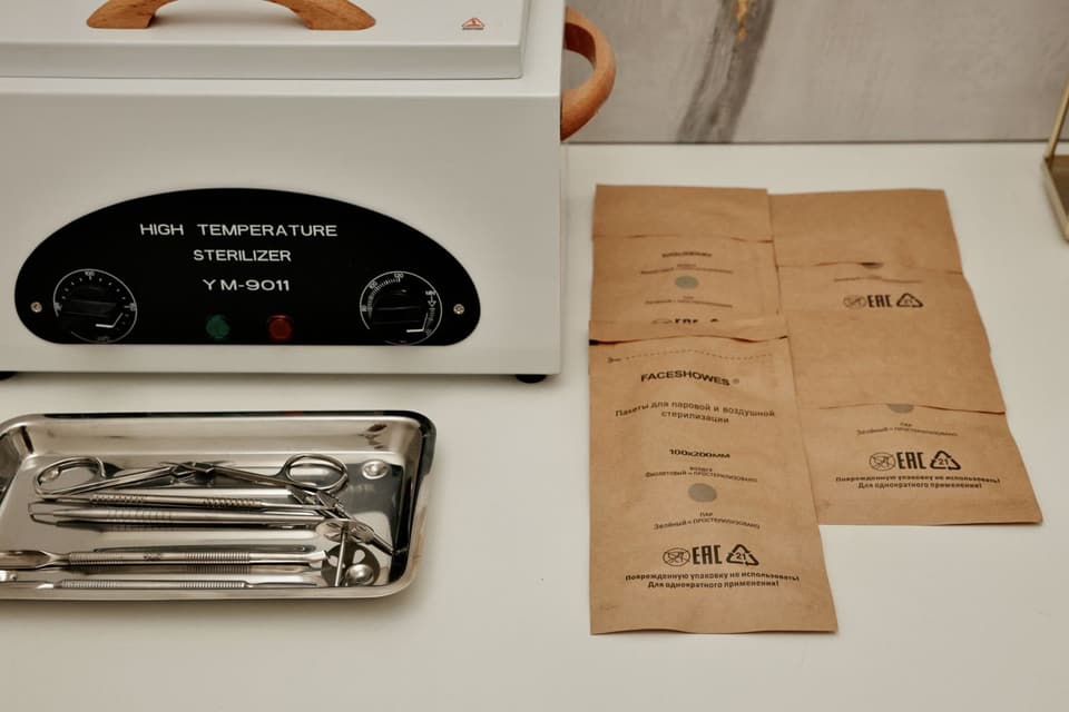 Sterilizator na visoku temperaturu, instrumenti na tacni i papirne kesice za sterilizaciju